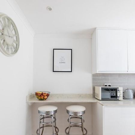 Gorgeous Modern Apartment Near Redhill Station Inc Private Garden & Parking Eksteriør billede