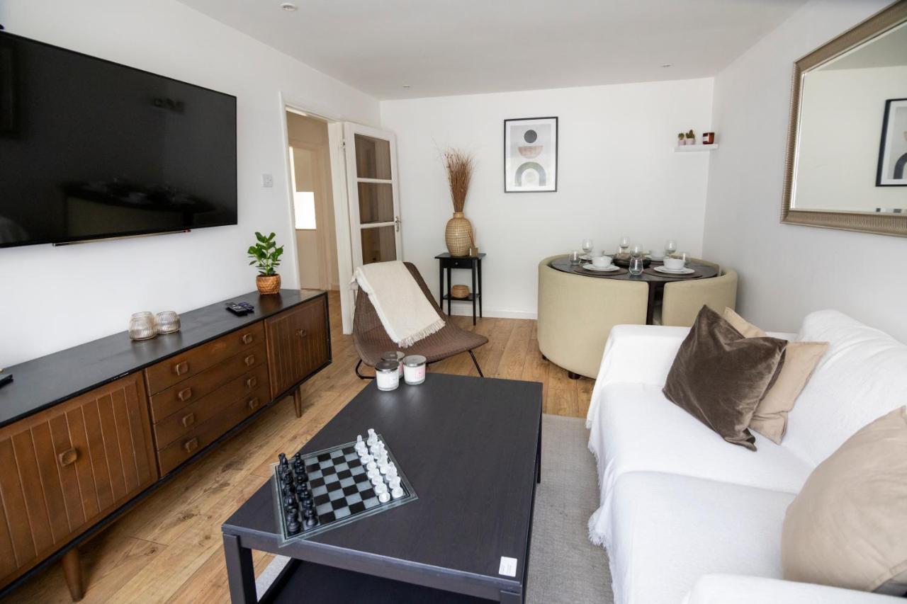 Gorgeous Modern Apartment Near Redhill Station Inc Private Garden & Parking Eksteriør billede