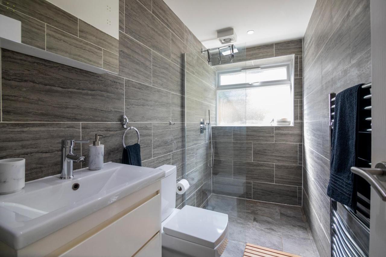 Gorgeous Modern Apartment Near Redhill Station Inc Private Garden & Parking Eksteriør billede