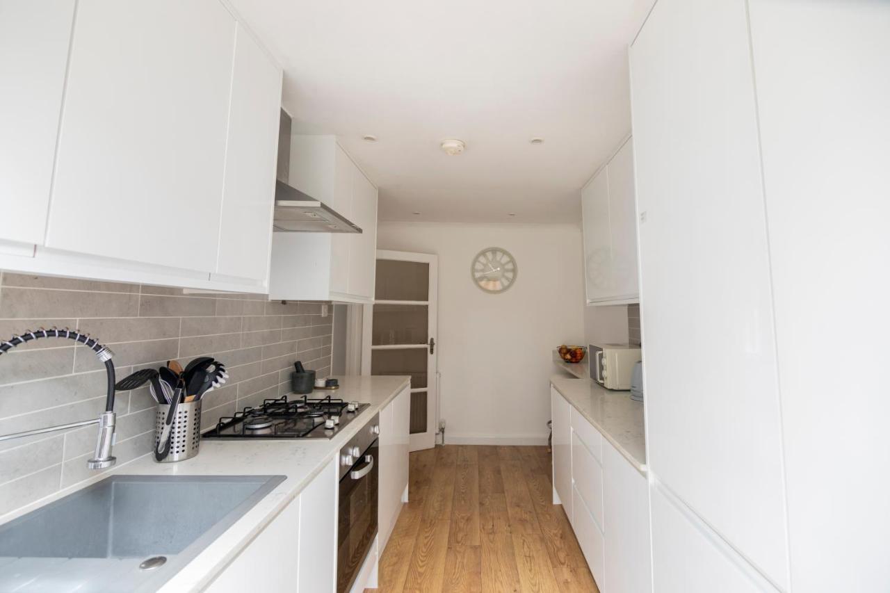 Gorgeous Modern Apartment Near Redhill Station Inc Private Garden & Parking Eksteriør billede