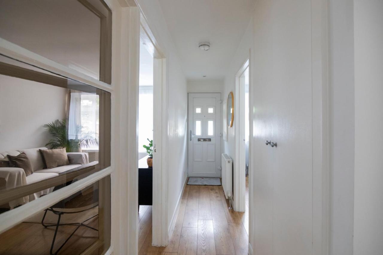 Gorgeous Modern Apartment Near Redhill Station Inc Private Garden & Parking Eksteriør billede